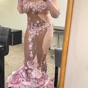 Beautiful mesh purple,lavender 3D roses all over the dress,(excellent condition)